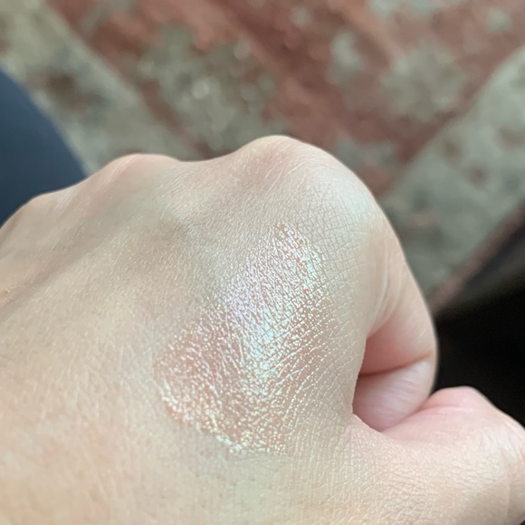 FREEBIE-Elizabeth Arden Lip Gloss-Precious petal - Picture 6 of 6